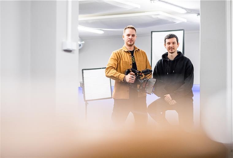 Die norddeutschen Filmemacher Sebastian Mannchen (30, links) und Leroy Bentley (29) in ihrem Studio in Altenwalde. Die beiden haben die achtteilige Filmreihe „Geestemünde tanzt“ gefilmt.