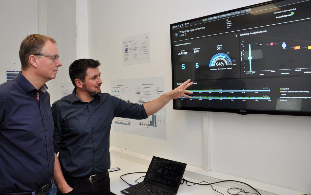 Nordenhamer Unternehmen A&T ausgezeichnet für digitale Innovation Zwei Männer stehen vor einem Bildschirm.