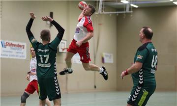Die Nordenhamer Männermannschaft (weiße Trikots) kämpft um den Klassenerhalt in der Regionsliga. Sie belegt in der zweittiefsten Klasse einen Abstiegsplatz.