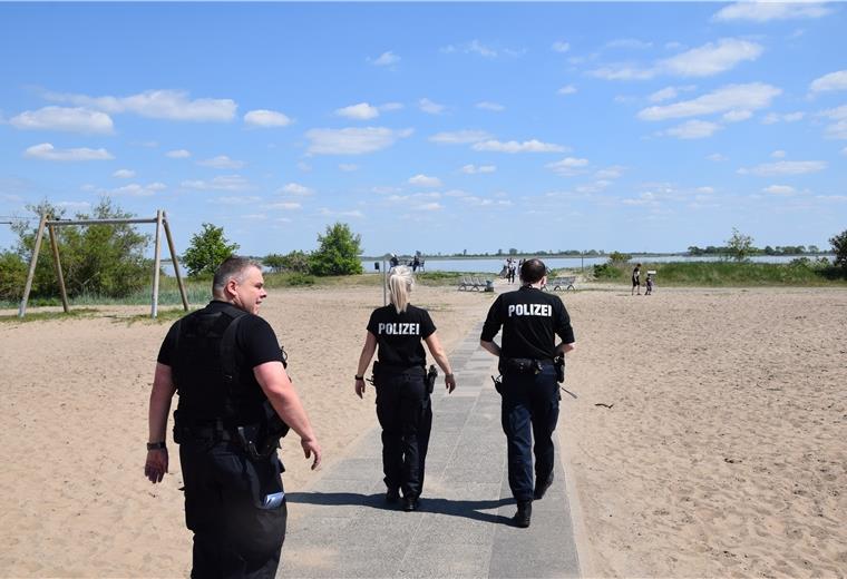Die Nordenhamer Polizei hat sich am Nachmittag am Weserstrand umgesehen. Dort ging es gegen 14 Uhr im Vergleich zu den Vorjahren deutlich ruhiger zu.