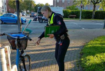 Kontrolle eines Fahrrads durch die Polizei