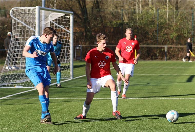 Die Nordenhamer (rote Trikots) wollen in der Kreisliga noch die Aufstiegsrunde erreichen.