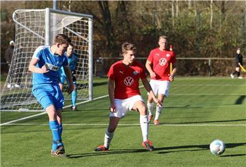 Die Nordenhamer (rote Trikots) wollen in der Kreisliga noch die Aufstiegsrunde erreichen.