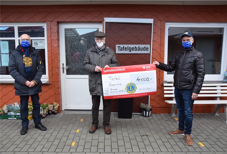 Lions Clubs spenden 4000 Euro an die Nordenhamer Tafel Die Nordenhamer Tafel erhielt eine großzügige Spende. Von links: Horst Huntemann (Lions Clubs Brake), Fred Memenga (Nordenhamer Bürgerstiftung) und Georg Dürr (Lions Clubs Nordenham/Elsfleth).
