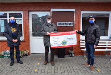 Die Nordenhamer Tafel erhielt eine großzügige Spende. Von links: Horst Huntemann (Lions Clubs Brake), Fred Memenga (Nordenhamer Bürgerstiftung) und Georg Dürr (Lions Clubs Nordenham/Elsfleth).