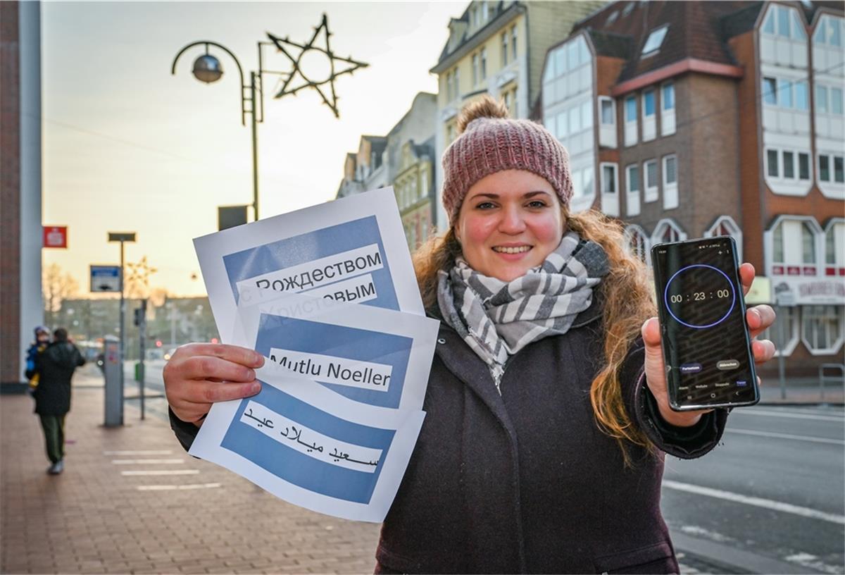 „Frohe Weihnachten“ in verschiedenen Sprachen Die NORD|ERLESEN-Reporterin Luise Langen hat für ihre Weihnachts-Challenge in 23 Minuten internationale Weihnachtsgrüße in der Hafenstraße gesammelt.