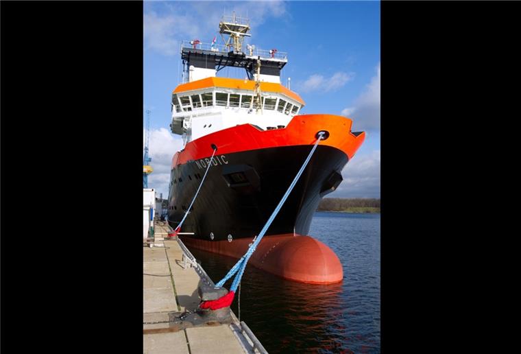 Schlepper „Nordic“ bringt die „Santorini“ nach Bremerhaven Die "Nordic" schleppt den havarierten Frachter "Santorini" nach Bremerhaven.