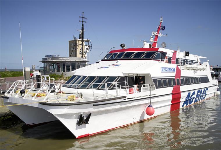 Helgoland-Saison startet wieder: Das erwartet die Insel-Besucher in diesem Jahr Der Katamaran Helgoland liegt an einem Kai. Ende März beginnt die Helgoland-Saison wieder.