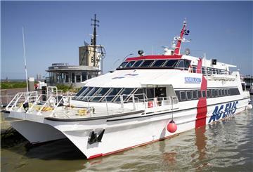Der Katamaran Helgoland liegt an einem Kai. Ende März beginnt die Helgoland-Saison wieder.
