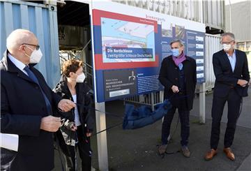 Die Nordschleuse ist nun ein historisches Wahrzeichen: Eine Tafel am Container-Aussichtsturm stellt die Baukunst von Ingenieuren heraus.