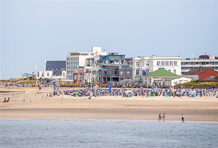 Nationalpark Wattenmeer in Gefahr? Umstrittene Kabelbohrungen auf Norderney Der Strand der Nordseeinsel Norderney. Die Nordseeinsel Norderney wird für Stromkabel unterbohrt. Kritiker sehen Gefahr für den Lebensraum Wattenmeer.