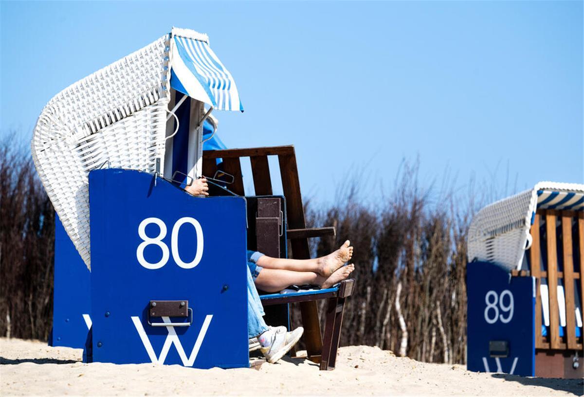 Studie enthüllt: Das macht den durchschnittlichen Nordsee-Urlauber aus Menschen sitzen in einem Strandkorb am Strand.