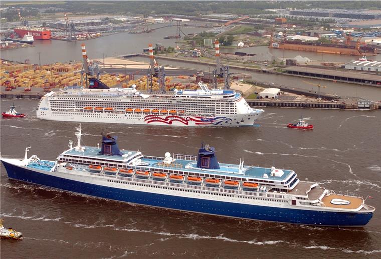 Bremerhavener Lloyd Werft soll offenbar verkauft werden Die „Norway“ (vorn) und die „Pride of America“ stehen für die Schiffbautradition der Lloyd Werft. Nun steht der Betrieb wieder zum Verkauf.