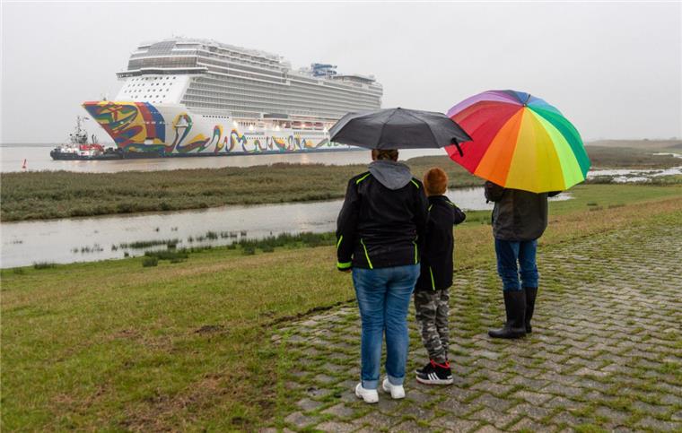 Die "Norwegian Encore" wird in langsamer Rückwärtsfahrt auf der Ems in die Nordsee überführt. 