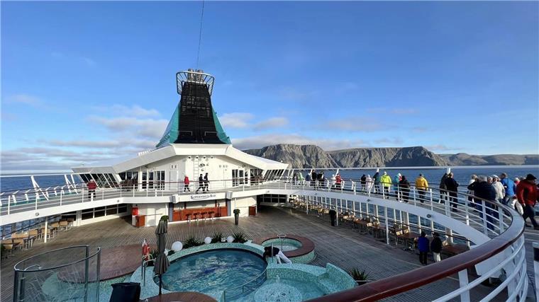 Kurs Bremerhaven: So läuft der letzte Abend auf der „Artania“ Die norwegischen Berge als Hintergrundkulisse. Hier kann man es am Heck der "Artania" sehr gut aushalten.