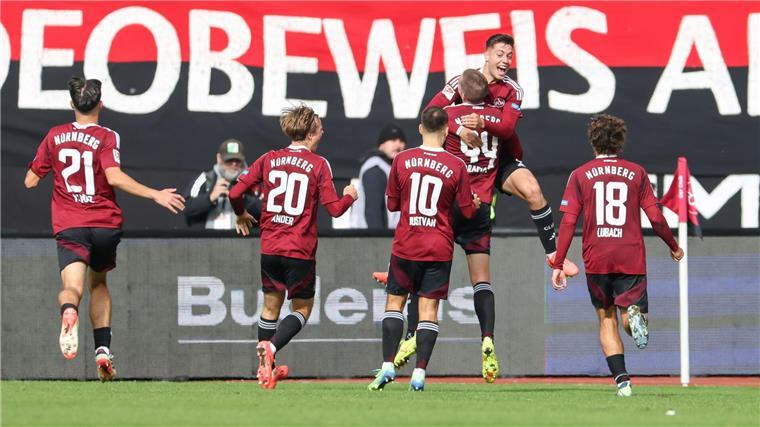 Klose gelingt mit Nürnberg wichtiger Comeback-Sieg Die Nürnberger Spieler bejubeln das Siegtor zum 3:2.