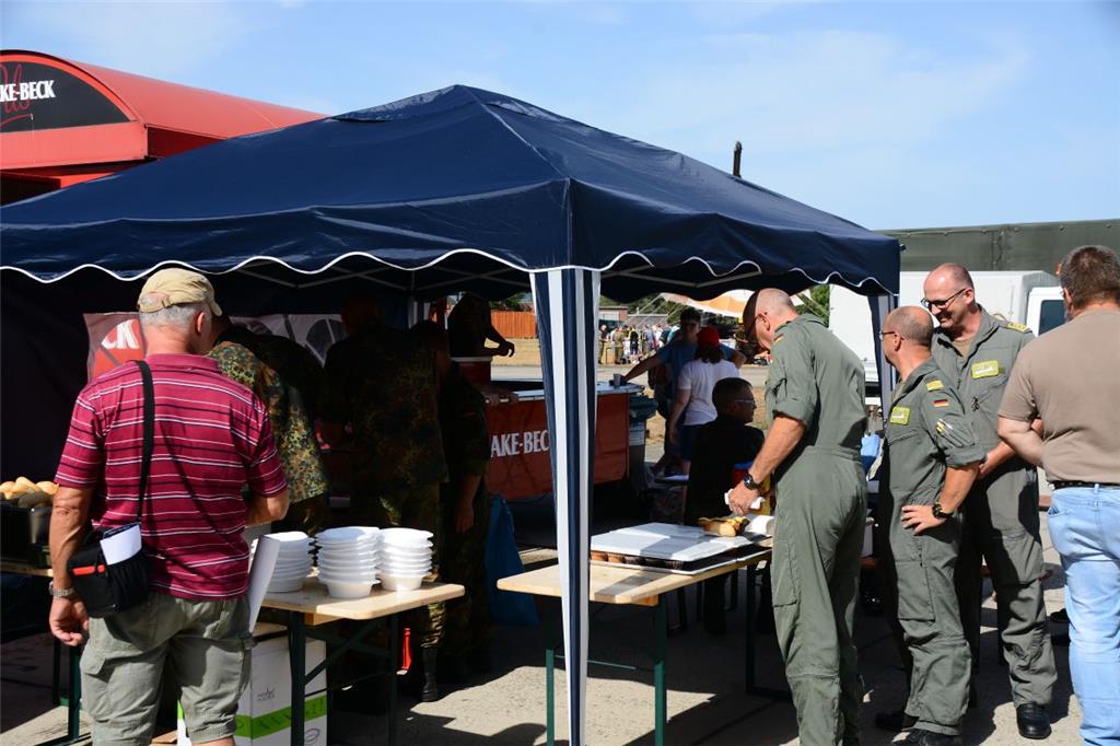 Die obligatorische Erbsensuppe der Bundeswehr durfte nicht fehlen. Alternativ ga...