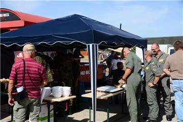 Die obligatorische Erbsensuppe der Bundeswehr durfte nicht fehlen. Alternativ ga...