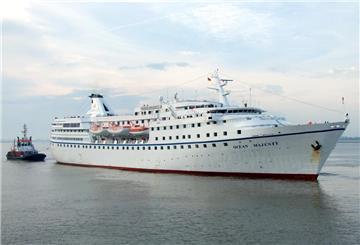 Ein Kreuzfahrtschiff mit einem Schlepper.