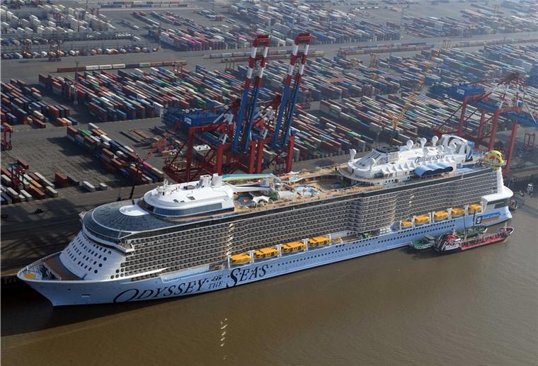 Die „Odyssey of the Seas“ liegt am Containerterminal. Das Kreuzfahrtschiff ist am Mittwoch in Bremerhaven angekommen.