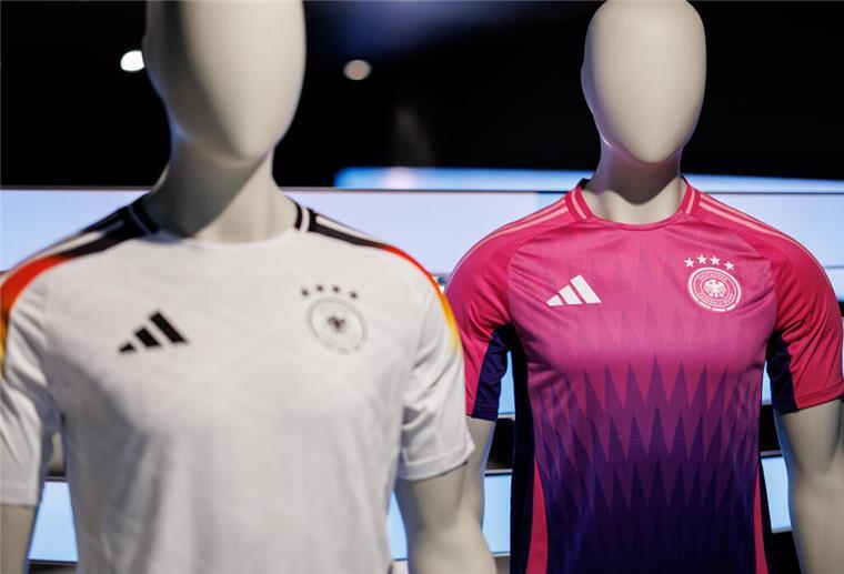 Die offiziellen Trikots der deutschen Fußball-Nationalmannschaft für die kommende Fußball-Europameisterschaft 2024. 