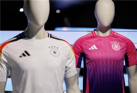 Die offiziellen Trikots der deutschen Fußball-Nationalmannschaft für die kommende Fußball-Europameisterschaft 2024. 
