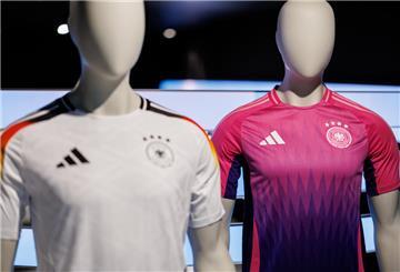 Die offiziellen Trikots der deutschen Fußball-Nationalmannschaft für die kommende Fußball-Europameisterschaft 2024. 