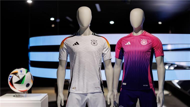 Nachfrage nach DFB-Trikots dreimal so hoch wie erwartet Die offiziellen Trikots der deutschen Fußball-Nationalmannschaft sind weiß und pink.