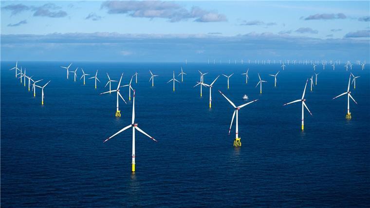 Windpark-Betreiber halten mehr Überwachung auf See für nötig Die Offshore-Windkraft soll in den kommenden Jahren deutlich ausgebaut werden. (Archivbild)