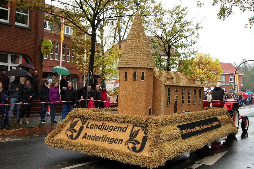 Die oft prämierte Selsinger Kirche, gebaut von der Landjugend Anderlingen.