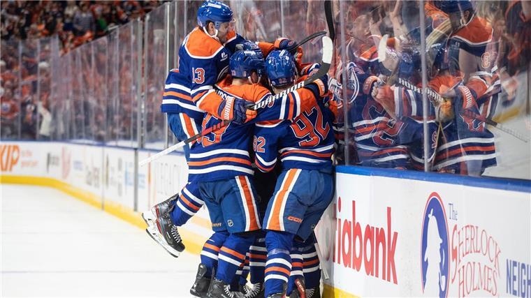 Die Oilers feiern den erneuten Einzug in die zweite Runde.