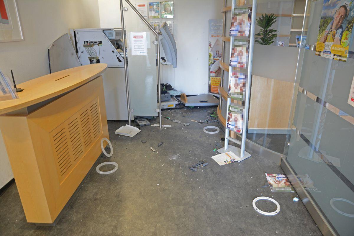 Geldautomat in Oldenburg gesprengt: Wohnhaus evakuiert Die Oldenburger Polizei sucht nach Zeugen: In der Nacht zu Montag ist ein Geldautomat gesprengt worden.