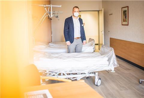Die Onkologie zieht vom Ameos-Klinikum Mitte in den Bürgerpark. Krankenhausdirektor Jan-Henning Stoffers zeigt ein renoviertes Dreibettzimmer auf der Station.