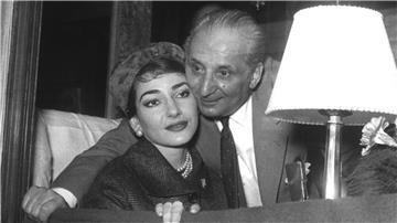 Die Operndiva Maria Callas und ihr Ehemann Giovanni Battista Meneghini sind mit dem Zug unterwegs von Rom nach Mailand. Bis heute fasziniert Maria Callas sowohl künstlerisch als auch privat.