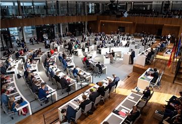 Die Oppositionsparteien kritisieren die Informationslage im niedersächsischen Landtag während der Corona-Krise. Sie wollen jetzt klagen. (Archivbild)