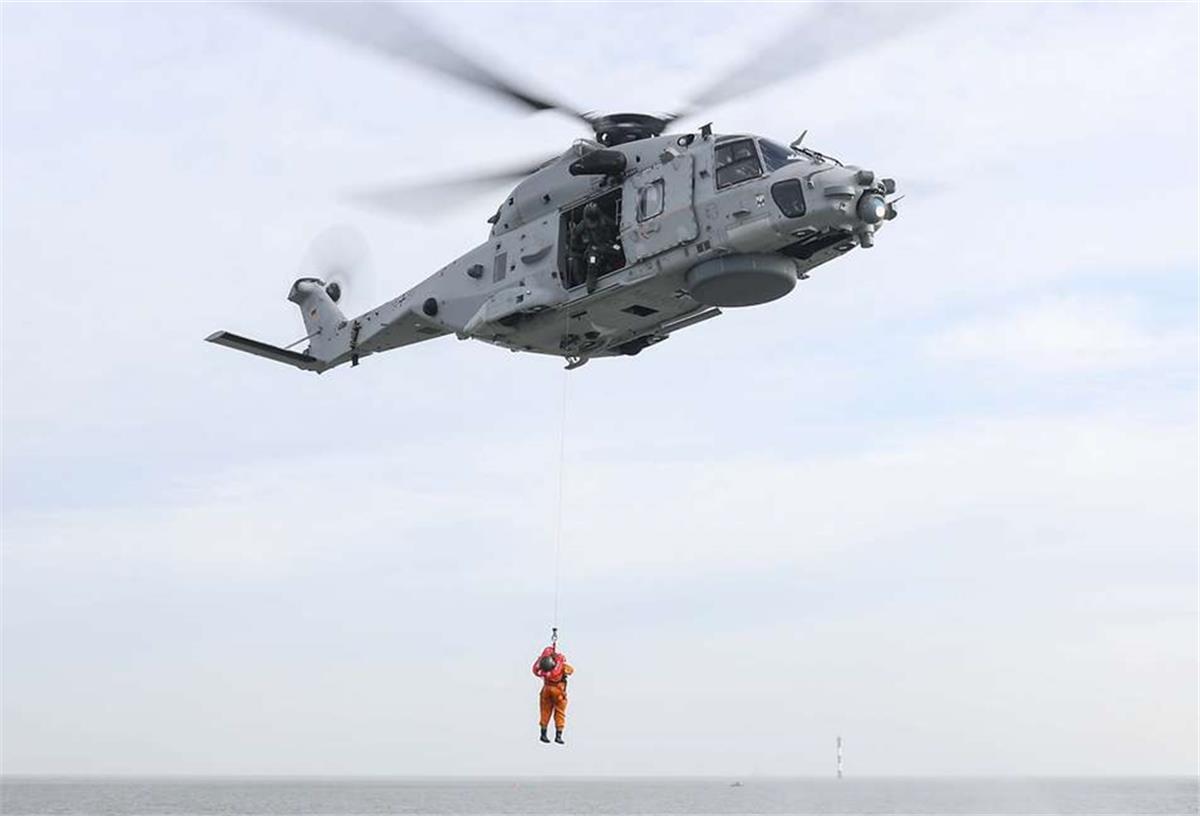 Neuer Hubschrauber: Sea Lion bewährt sich bei Rettungsübung Die orangenen Anzüge schützen die Lehrgangsteilnehmer vor den kalten Temperaturen des Nordsee-Wassers.