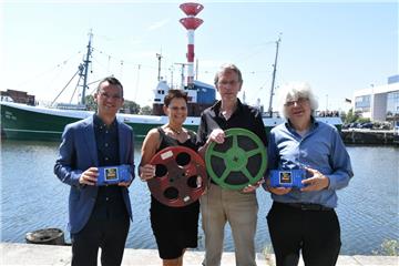 Die Organisatoren freuen sich auf Kino im Hafen.  Von links:  Stadtrat Michael Frost, Anke Rose (Stellvertretende Amtsleitung Kulturamt), Bernd Glawatty (Leiter Kulturbüro Bremerhaven und Hauptorganisator) und Jochen Hertrampf (Kulturbüro Bremerhaven).