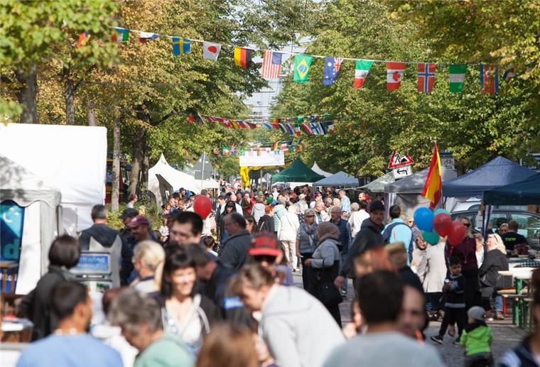 Besucher laufen auf der Goethestraße in Bremerhaven.