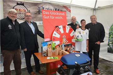 Die Organisatoren von „BBQ an der Burg“ haben viele Preise (von links): Thomas Karstädt, Bürgermeister Thorsten Krüger, Thomas Lindenau, Scarlett Gütschow und Peter Gütschow freuen sich auf Besucher.