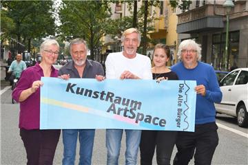 Die Organisatoren von Kunst-Raum/Art-Space sehen gespannt dem Veranstaltungswochenende entgegen (von links): Karin Fröhling (Druck-Art), Quartiersmeister Jens Rillke, Robert Worden (Werkstatt 212), Marie Garms und Jochen Hertrampf (Kulturbüro).