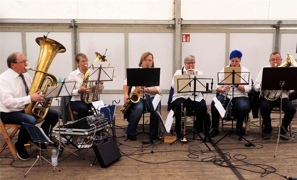 Die Original Spiekaer Blaskapelle hat mit ihrem Repertoire den Nerv des Publikums getroffen. Foto: Stehn