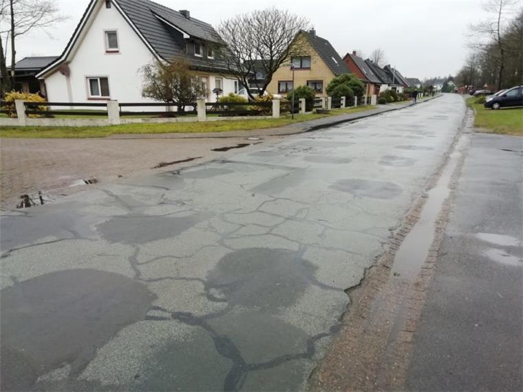 Die Ortsdurchfahrt "Alte Dorfstraße" in Holßel ist in desolatem  Zustand. Anwohner und Ortsbürgermeister erheben ihre Stimmen, doch die Stadt Geestland schiebt die Sanierung auf. Baubeginn ist hier frühestens 2023.  