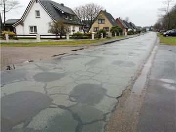 Die Ortsdurchfahrt "Alte Dorfstraße" in Holßel ist in desolatem  Zustand. Anwohner und Ortsbürgermeister erheben ihre Stimmen, doch die Stadt Geestland schiebt die Sanierung auf. Baubeginn ist hier frühestens 2023.  