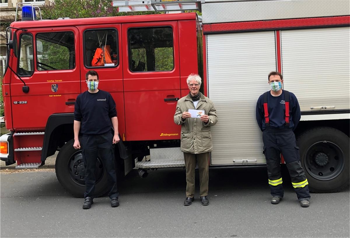 Tafel in Nordenham darf ab Freitag wieder Essen ausgeben Die Ortsfeuerwehr Nordenham hat der Nordenhamer Tafel Geld gespendet. Organisiert wurde die Spendenaktion vom stellvertretenden Kinderfeuerwehrwart Martin Entrich (rechts). Er hatte sie bei der Feuerwehr Nordenham ins Leben gerufen. Die Feuerwehrleute sammelten Geld für die gemeinnützige Hilfsorganisation und übergaben es dem Vorsitzenden des Nordenhamer Arbeitslosenzentrums, Fred Memenga (Mitte). Links steht Hauptlöschmeister Tobias Bühring.