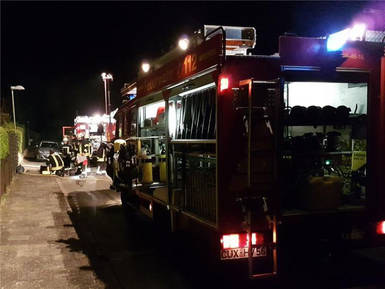 Großer Holzstapel brennt in Schiffdorf-Friedheim Die Ortsfeuerwehr Schiffdorf musste zu einem Einsatz nach Friedheim ausrücken.