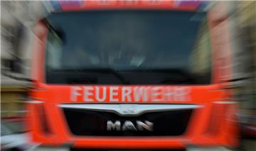 Die Ortsfeuerwehren aus Burhave und Stollhamm sorgten dafür , dass das Feuer nicht auch noch auf ein angrenzendes Ferienhaus übergriff.