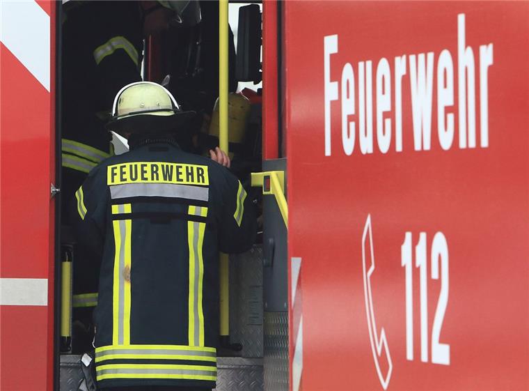 Wehdel: Grünschnitt und Gartenabfälle brennen Die Ortsfeuerwehren Wehdel, Geestenseth und Köhlen waren in Wehdel im Einsatz.
