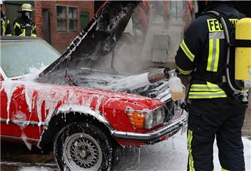 Die Ortswehr Bramel löscht den brennenden Mercedes.