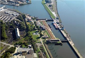 Die Oslebshauser Schleuse im Bremer Industriehafen.