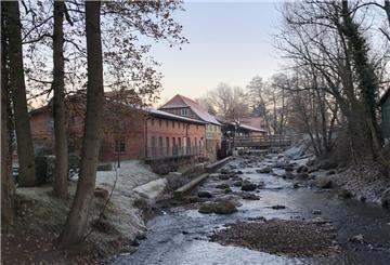Das Foto zeigt die Oste bei der Wassermühle in Sittensen. 